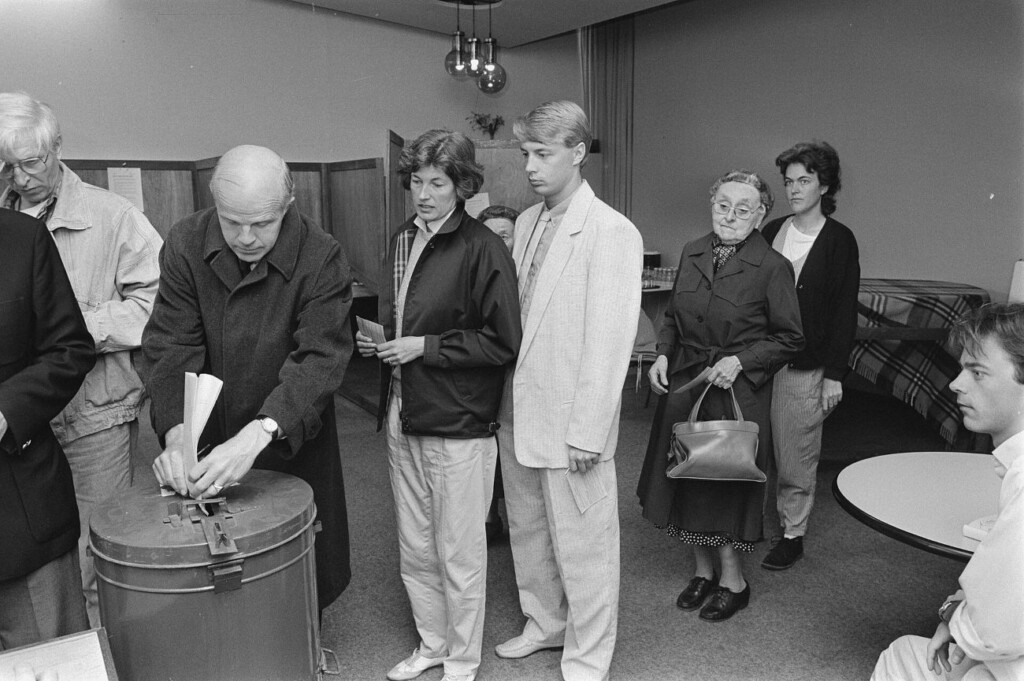 Kiezers in de rij tijdens de Tweede Kamerverkiezingen van 1986