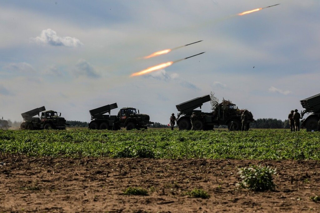 Meervoudige raketlanceerinstallaties tijdens de oefening Zapad 2021 op de militaire basis Obuz-Lesnaja bij Baranavitsji in Wit-Rusland.