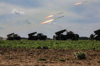 Meervoudige raketlanceerinstallaties tijdens de oefening Zapad 2021 op de militaire basis Obuz-Lesnaja bij Baranavitsji in Wit-Rusland.