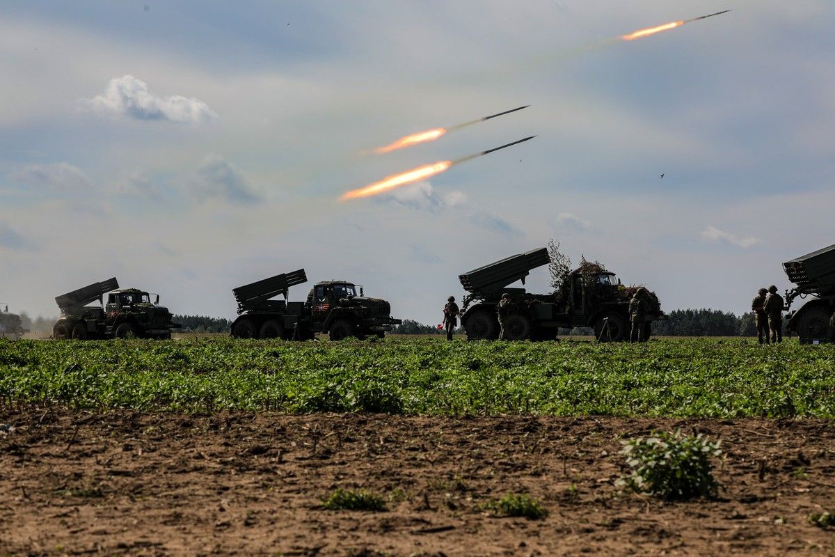 Meervoudige raketlanceerinstallaties tijdens de oefening Zapad 2021 op de militaire basis Obuz-Lesnaja bij Baranavitsji in Wit-Rusland.