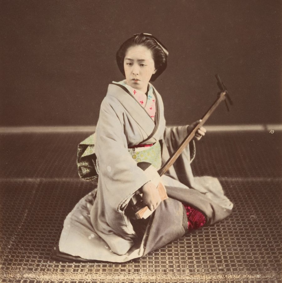 Geisha uit Tokio met een shamisen, circa 1870.