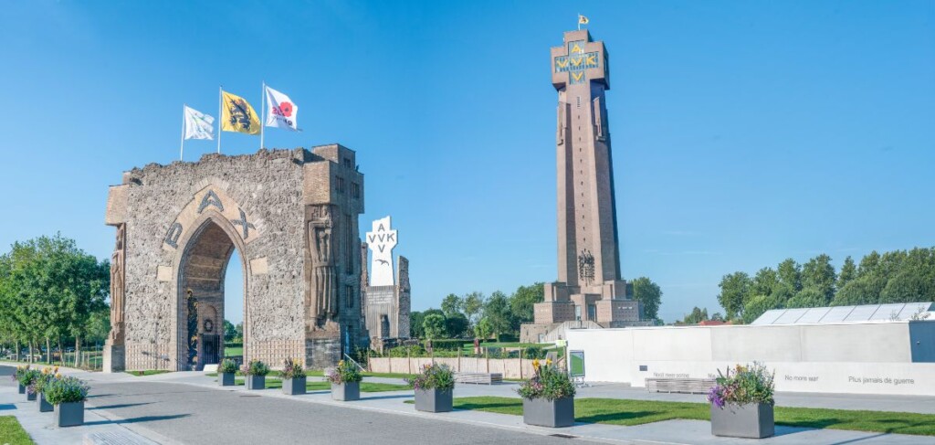 De IJzertoren met daarvoor de zogeheten Paxpoort