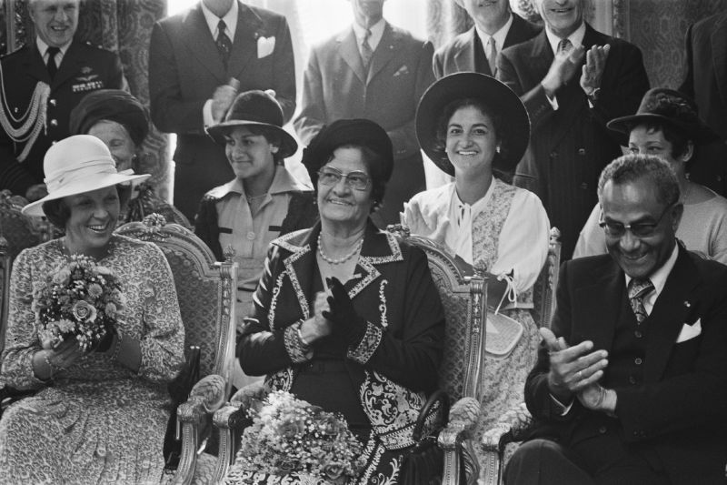 Staatsbezoek Surinaamse preident, v.l.n.r. Beatrix, mevr. Ferrier, Ferrier, achter hen dochters Joan, Kathleen en Cynthia (14 september 1977)