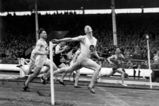 Tinus Osendarp wint een sprintwedstrijd, Engeland jaren '30.
