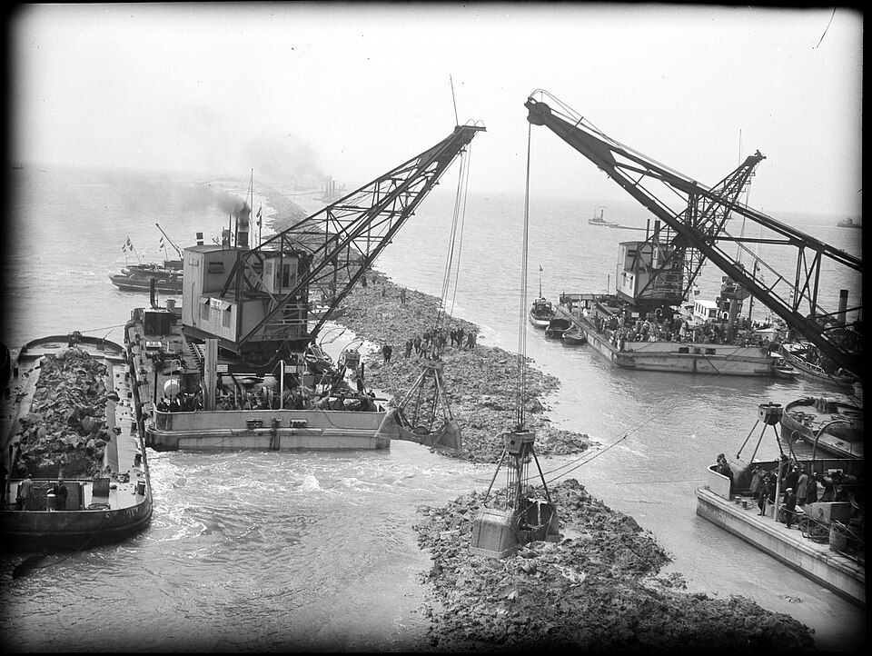 Het sluiten van het laatste gat, Afsluitdijk – 28 mei 1932, markeerde het einde van de Zuiderzee en het ontstaan van het IJsselmeer.