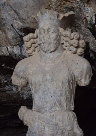 Groot beeld van Shapor I, uitgehouwen in een stalagmiet in een grot in Zuid-Iran — één van de bekendste overgebleven sculpturen uit de Sassanidische periode