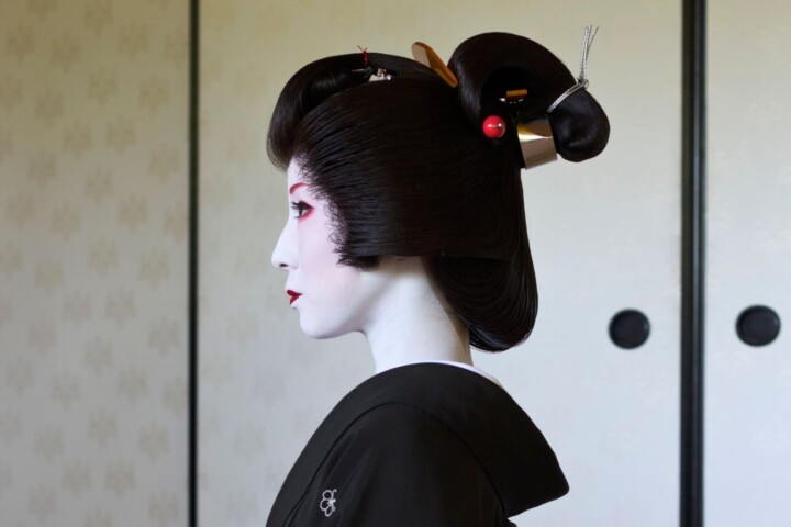 Geiko Kimiha uit Miyagawa-chō, gekleed in een formele zwarte kimono