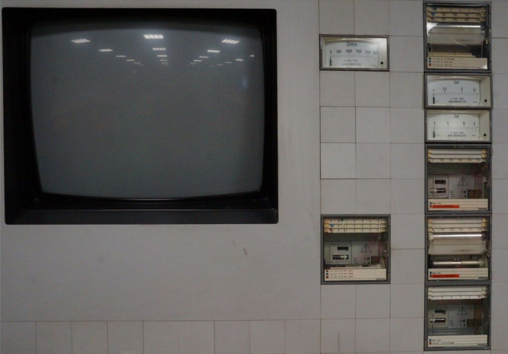 In de voormalige controlekamer is nog een met meterpanelen en monitoren te vinden