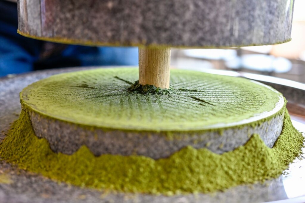Granieten molen voor het vermalen van tencha