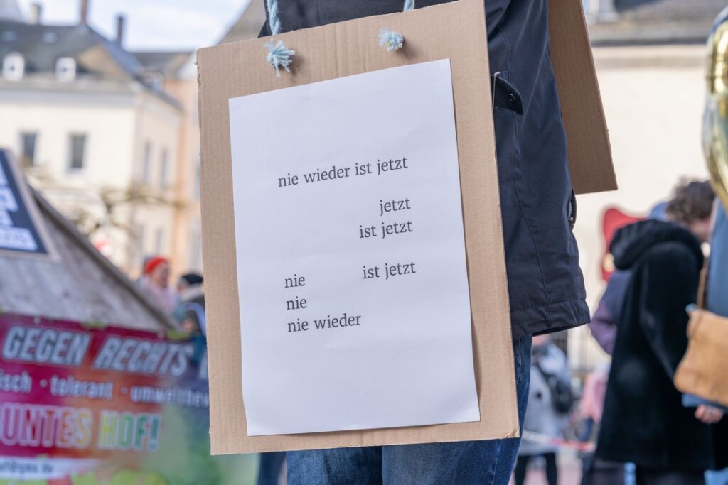 Demonstratie ‘Set your alarm clock to democracy!’ van de Duitse actiegroep Omas gegen Rechts, die zich verzet tegen rechts-extremisme, 2025
