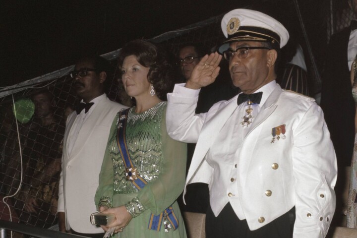Onafhankelijkheid van Suriname, plechtigheden in het stadion van Paramaribo op 25 november 1975 – v.l.n.r. Henck Arron, prinses Beatrix en Johan Ferrier