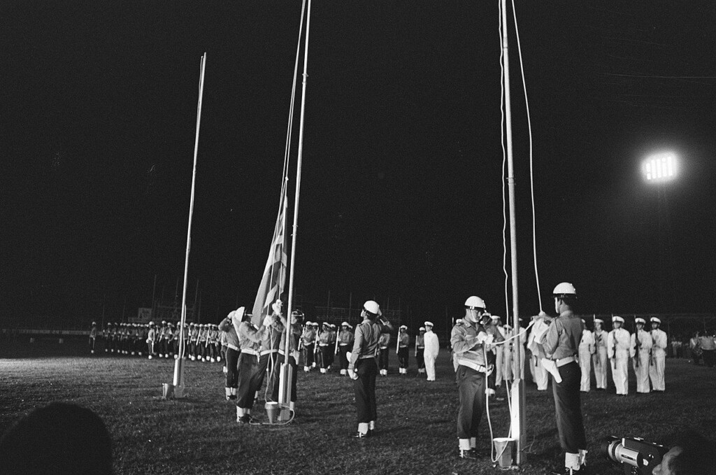 Vlagwisseling in het stadion van Paramaribo, 1975
