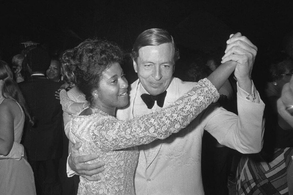 Staatsbal in Torarica, waar prins Claus danst met mevrouw Arron, 25 november 1975