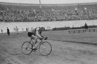 Gerrit Schulte in het Olympisch Stadion, 1949