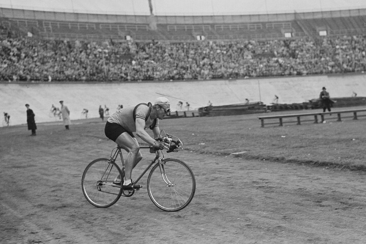 Gerrit Schulte in het Olympisch Stadion, 1949