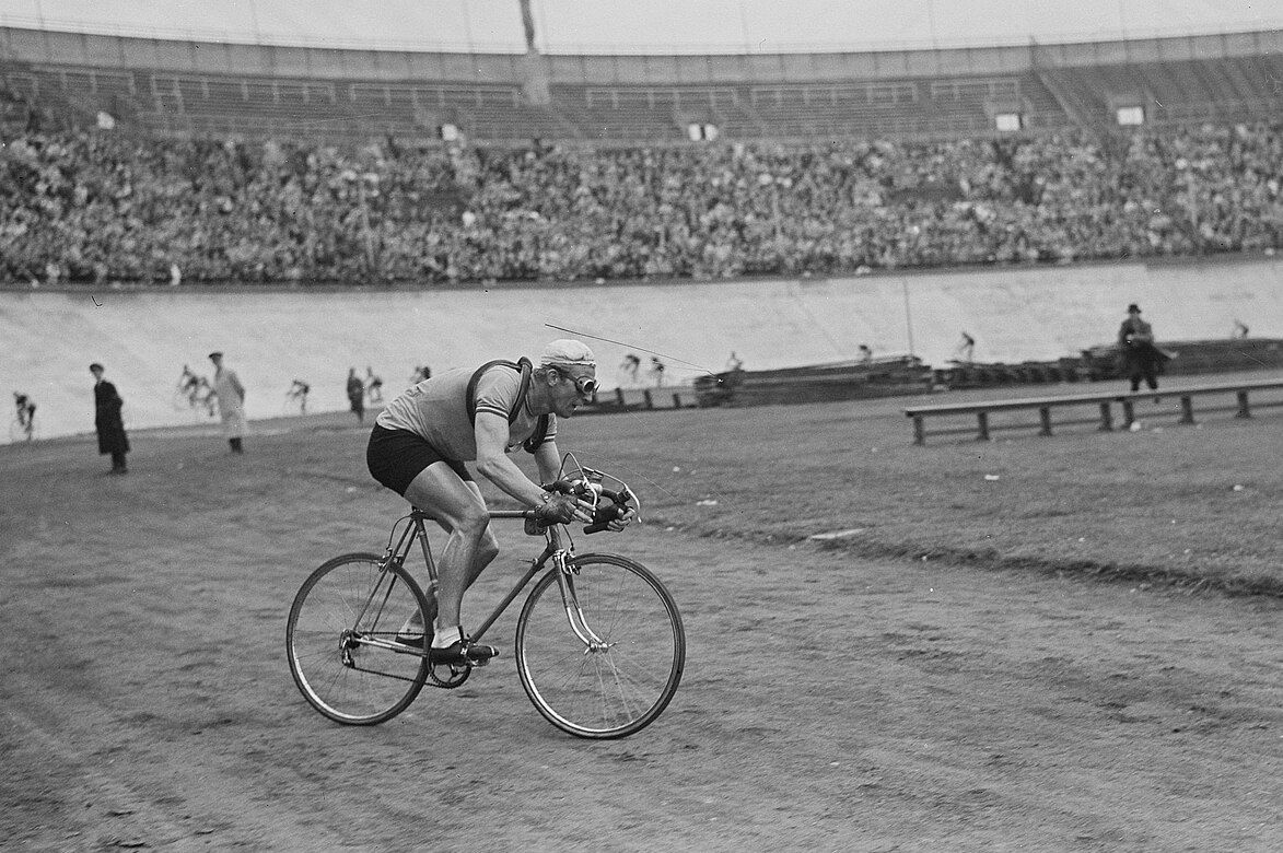 Gerrit Schulte in het Olympisch Stadion, 1949