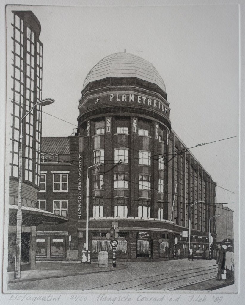 Kantoor van de Haagsche Courant, dat tevens het Zeiss-Planetarium huisvestte, een cadeau van toenmalig directeur, A.W. Sijthoff jr. aan de Haagse bevolking.