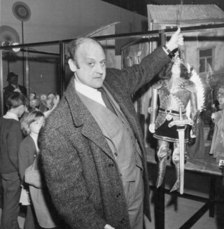 Jef Bourgeois met een van de poppen van het theater