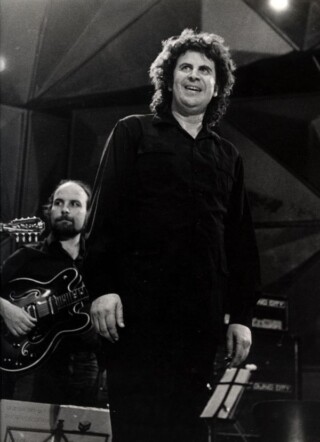 Mikis Theodorakis tijdens een concert in Israël, jaren zeventig