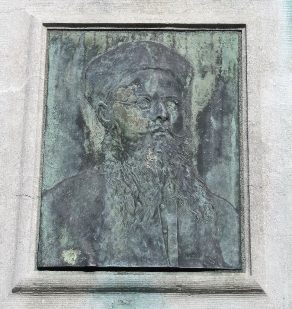Reliëf van Andreas Zijlmans op de sokkel van het beeld van Bisschop Ferdinand Hamer van Bart van Hove in de Bisschop Hamerstraat in Nijmegen 