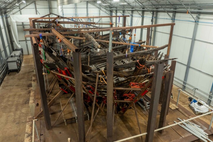 De IJsselkogge tijdens de conservering bij Museum Batavialand