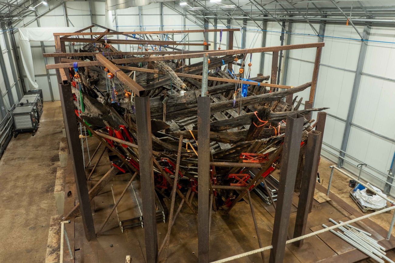 De IJsselkogge tijdens de conservering bij Museum Batavialand