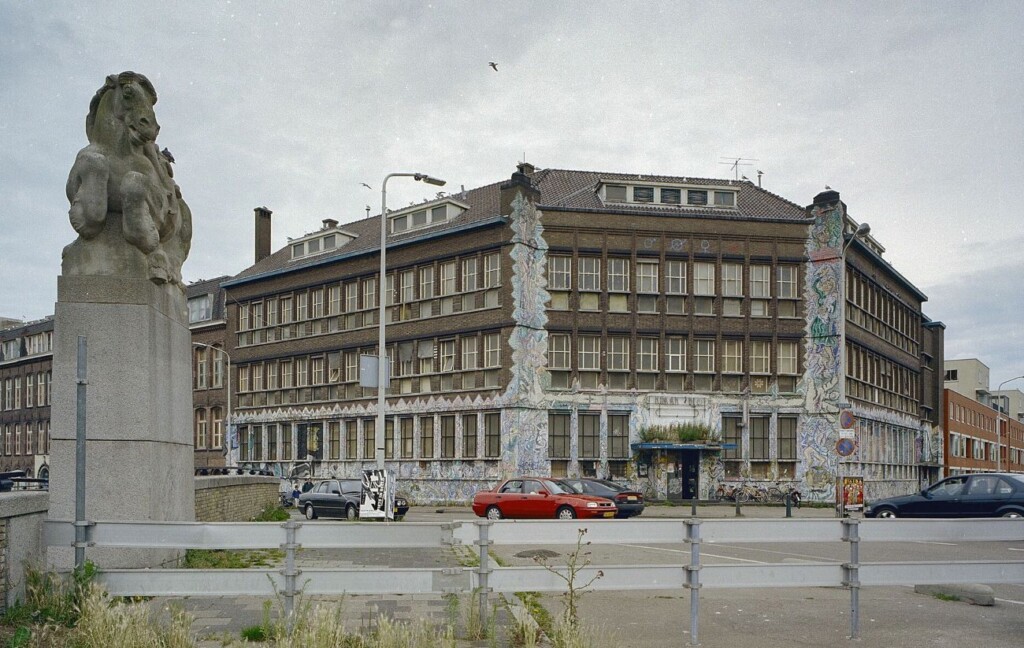 Het inmiddels gesloopte krakersbolwerk De Blauwe Aanslag.