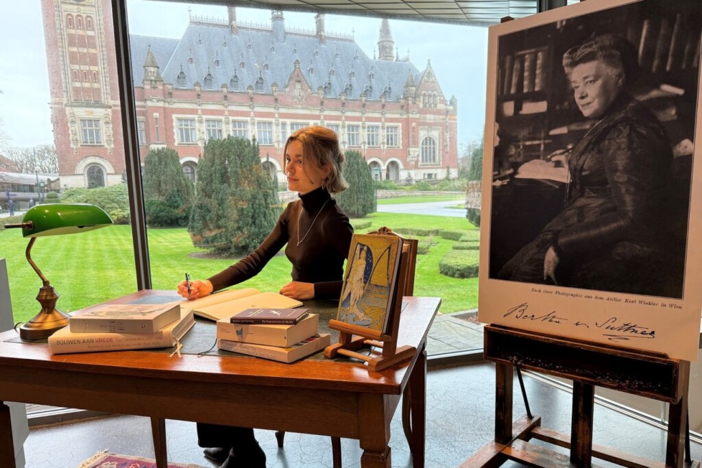 Replica van het bureau van Bertha von Suttner bij het Vredespaleis