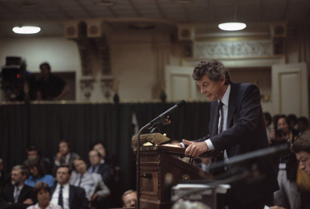 Wim Kok tijdens de regeringsverklaring van het kabinet-Lubbers II, in 1986