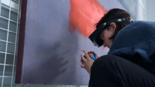Dr. Rika Pause tijdens de restauratie van Grey, Orange on Maroon, No. 8 uit 1960. Museum Boijmans van Beuningen