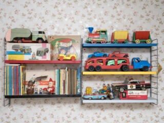 Huis Sloëtjes in Hilversum – speelgoed en gebruiksvoorwerpen uit de twintigste eeuw, waaronder een Tomado-rek met Dinky Toys