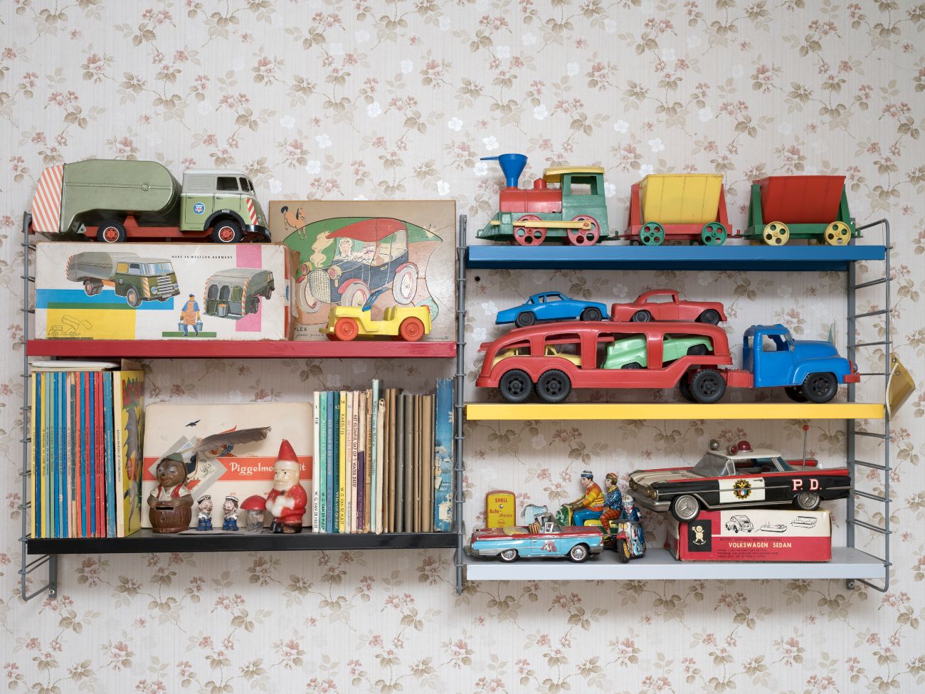 Huis Sloëtjes in Hilversum – speelgoed en gebruiksvoorwerpen uit de twintigste eeuw, waaronder een Tomado-rek met Dinky Toys