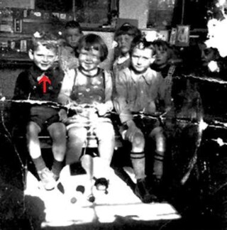 Leo Louis Monasch (voorste rij link) op de dovenschool in Groningen, 1941