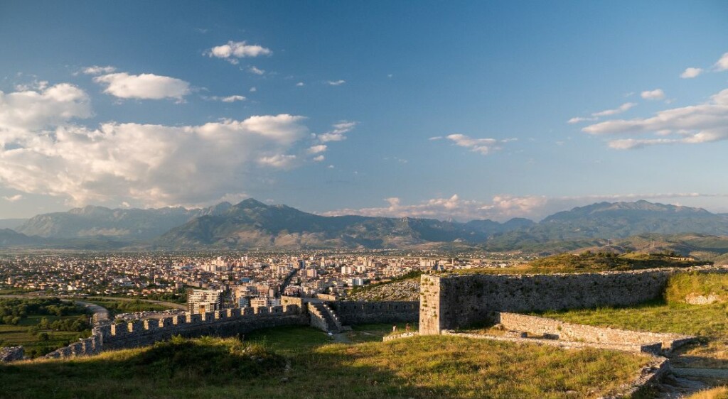 Zicht op de stad Shkodër met op de achtergrond de Albanese Alpen