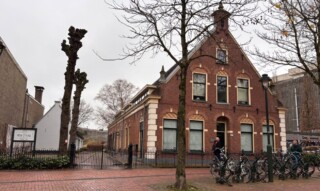 De bakermat van de Nederlandse publieke omroep: Groest 104 (rechts) en Groest 108 (het witte pand) in het centrum van Hilversum.