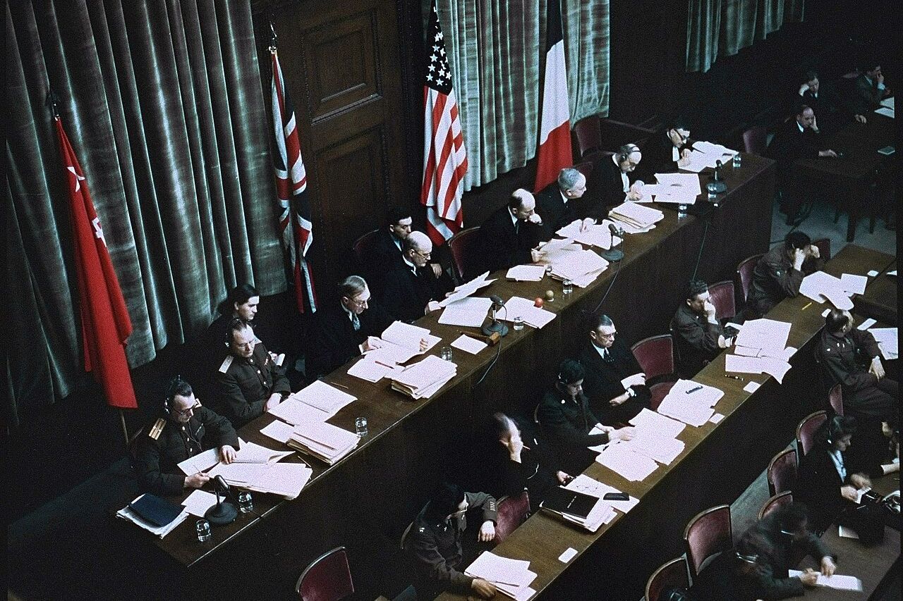 De rechters van het Internationaal Militair Tribunaal in rechtszaal 600 van het Paleis van Justitie in Neurenberg