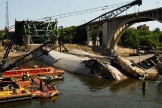 Schots en scheef de rivier in: de I-35W Bridge