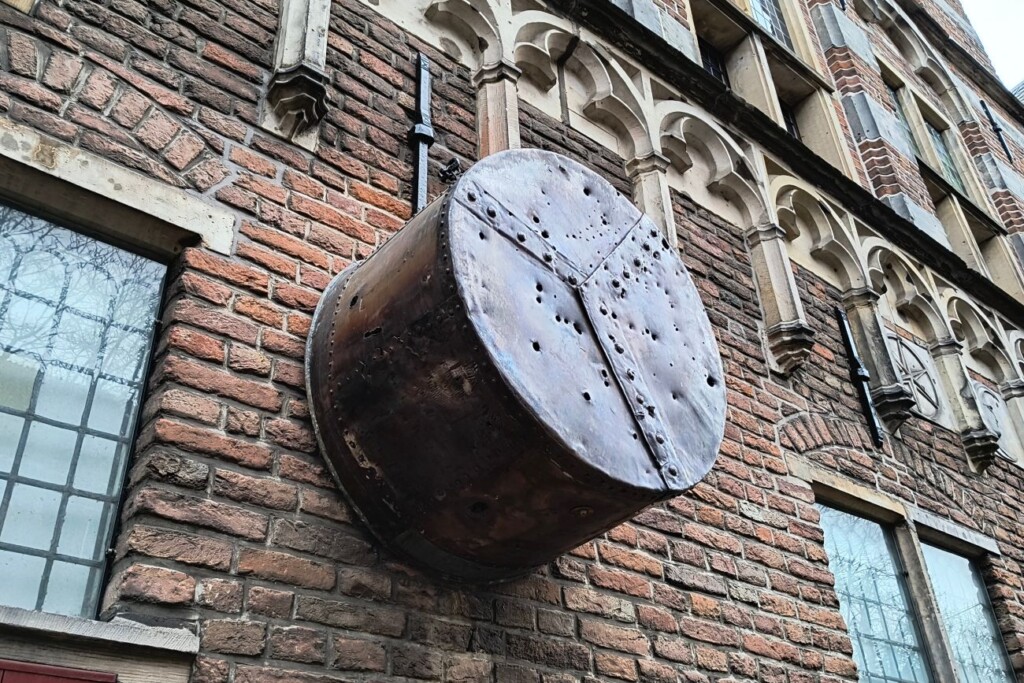 De valsemuntersketel aan de muur van de Waag in Deventer