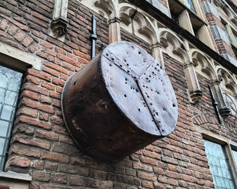 De valsemuntersketel aan de muur van de Waag in Deventer