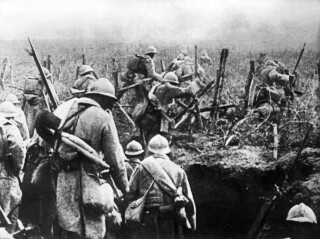 Franse soldaten verlaten hun loopgraaf voor een aanval tijdens de Slag bij Verdun, 1916.