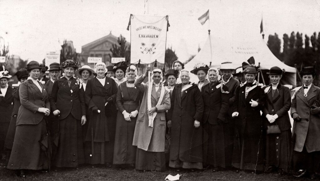 Een groep vrouwen uit Enkhuizen in 1916 tijdens een demonstratie-optocht voor het vrouwenkiesrecht in Amsterdam