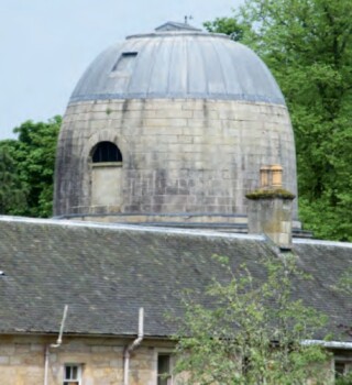 Het stalgebouw bij Penicuik House, met een replica van Arthur’s O’on als duiventil op het dak, 1760