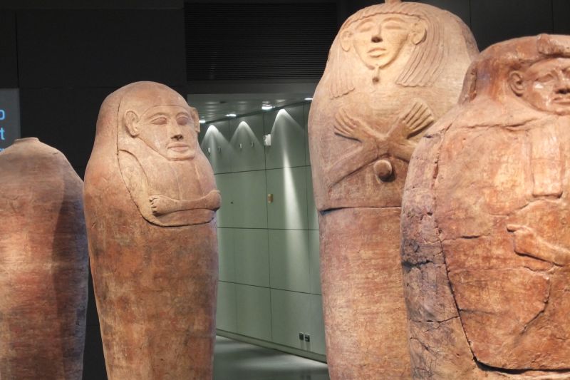 Kanaänitisch-Filistijnse sarcofagen uit Deir al Balah tentoongesteld in het Israel Museum in Jeruzalem.