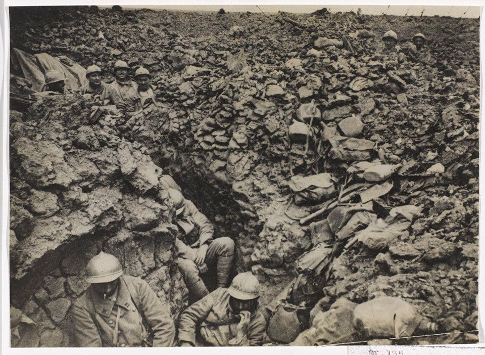 Franse loopgraaf bij Heuvel 304 bij Verdun, 1916.