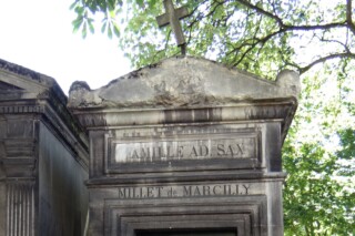 Deel van het grafmonument van Adolphe Sax