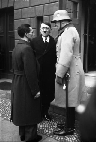 Hitler en Goebbels met rijkswehrminister von Blomberg tijdens de Volkstrauertag in 1934