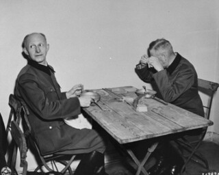 Beklaagden Alfred Jodl (links) en Wilhelm Keitel (rechts) eten in een geïmproviseerde eetruimte naast de rechtszaal tijdens het proces in Neurenberg
