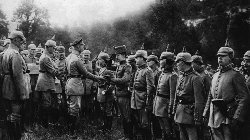 De Duitse kroonprins Wilhelm bij zijn troepen bij Verdun