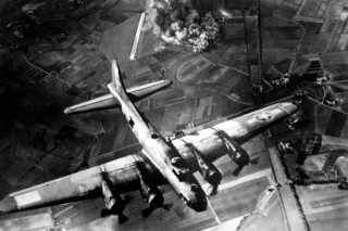Amerikaanse B-17 bommenwerper boven Europa - Header voor het complete dossier Tweede Wereldoorlog.