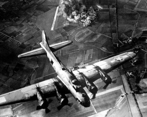 Amerikaanse B-17 bommenwerper boven Europa - Header voor het complete dossier Tweede Wereldoorlog.